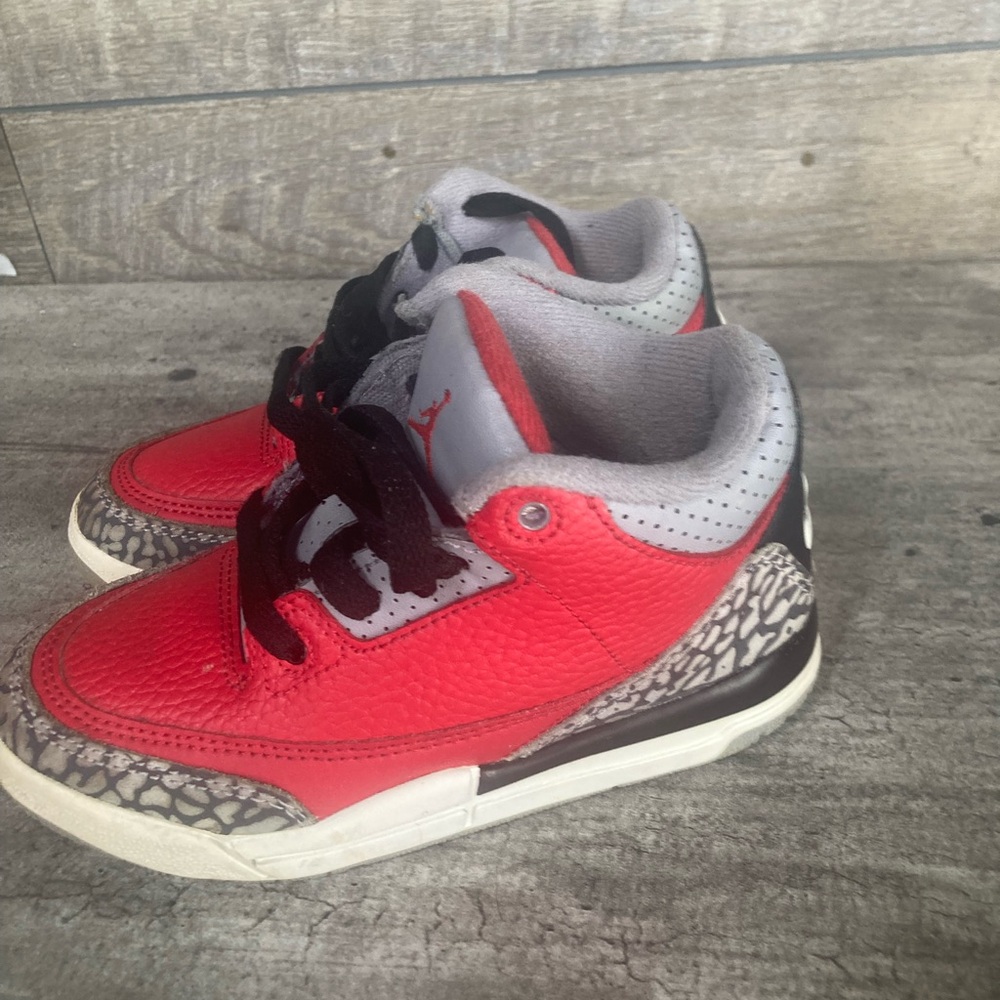 Fire red air jordans retro 3 se gs unite size 10.5 kids